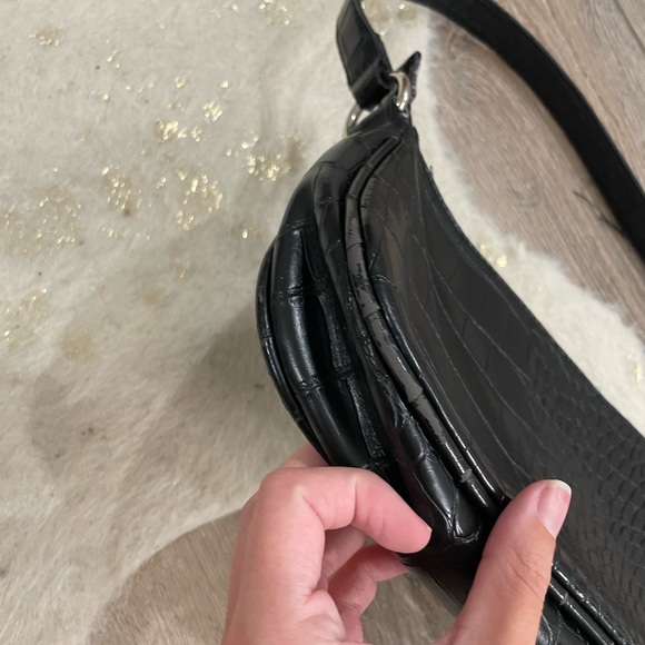 Urban outfitters black crocodile mini embossed shoulder bag - Picture 4 of 9